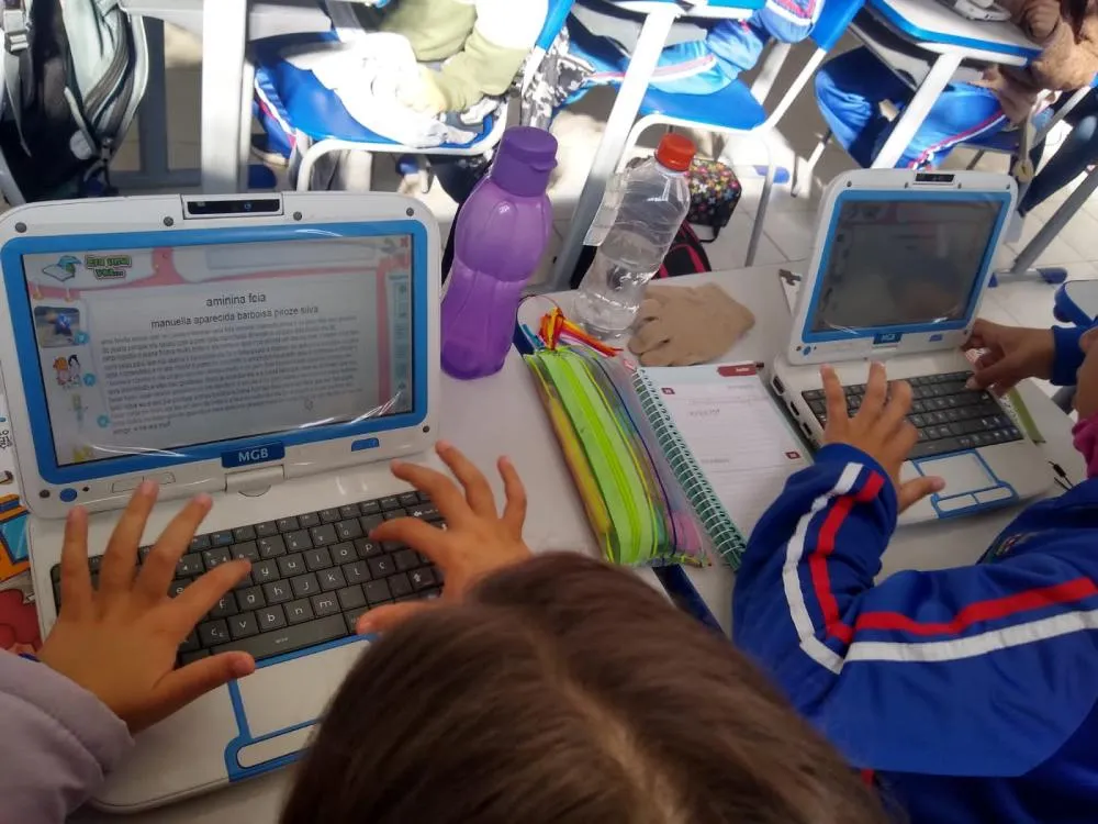 Estudantes utilizam tecnologia em atividade dos Projetos ETC da Microkids para debater e prevenir o bullying em sala de aula. Foto: Divulgação / Microkids Tecnologia Educacional.