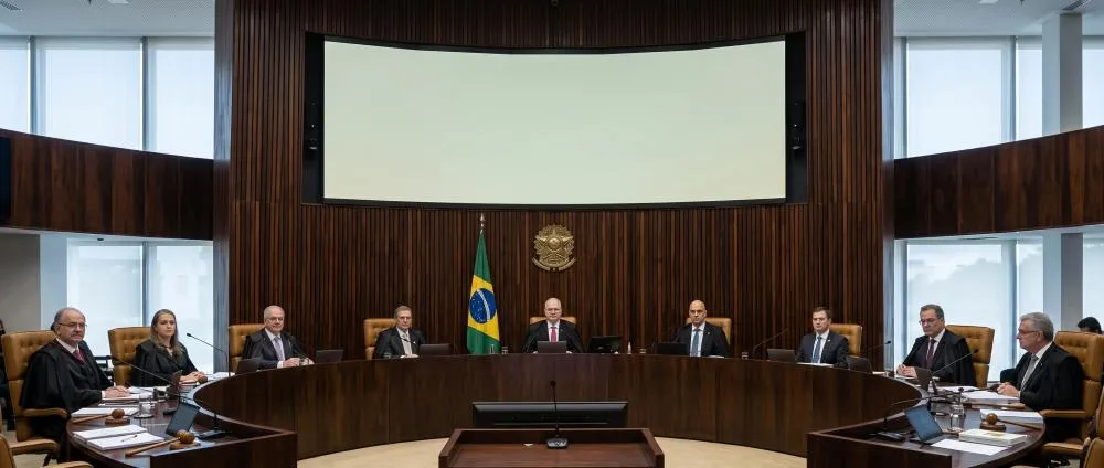 O Plenário do Supremo Tribunal Federal, em Brasília, se reúne nesta terça-feira (15) para analisar a abertura de investigação sobre o ministro Alexandre de Moraes. Ilustração editorial / Imagem conceitual IA