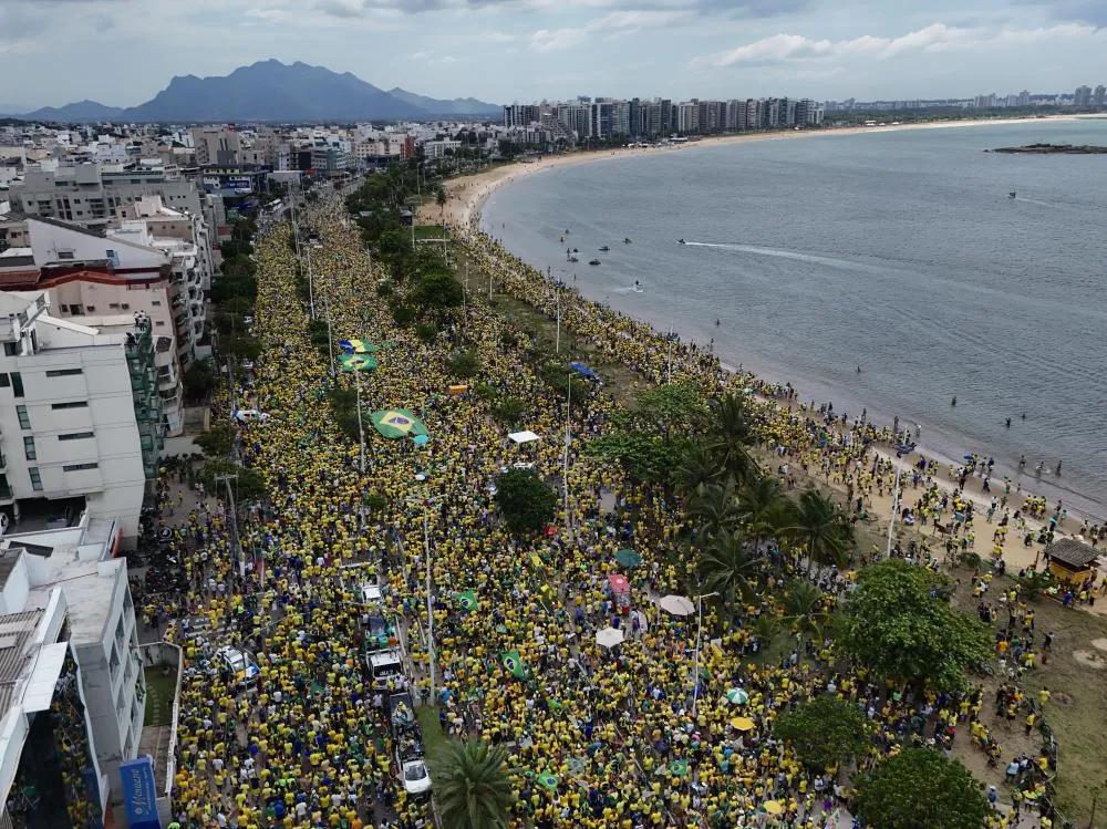 Milhares em Camburi: Flávio Bolsonaro, Tarcísio e Nikolas Ferreira travam a orla de Vitória em grande ato de apoio a Pazolini Milhares em Camburi: Flávio Bolsonaro, Tarcísio e Nikolas Ferreira travam a orla de Vitória em grande ato de apoio a Pazolini