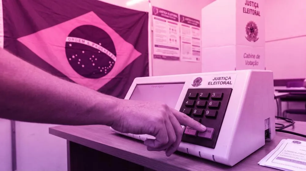 Eleitor votando em urna eletrônica durante pleito da Justiça Eleitoral. Alteração nos locais de votação afeta mais de 4,4 mil pessoas em quatro municípios do Espírito Santo. (Foto: Reprodução))