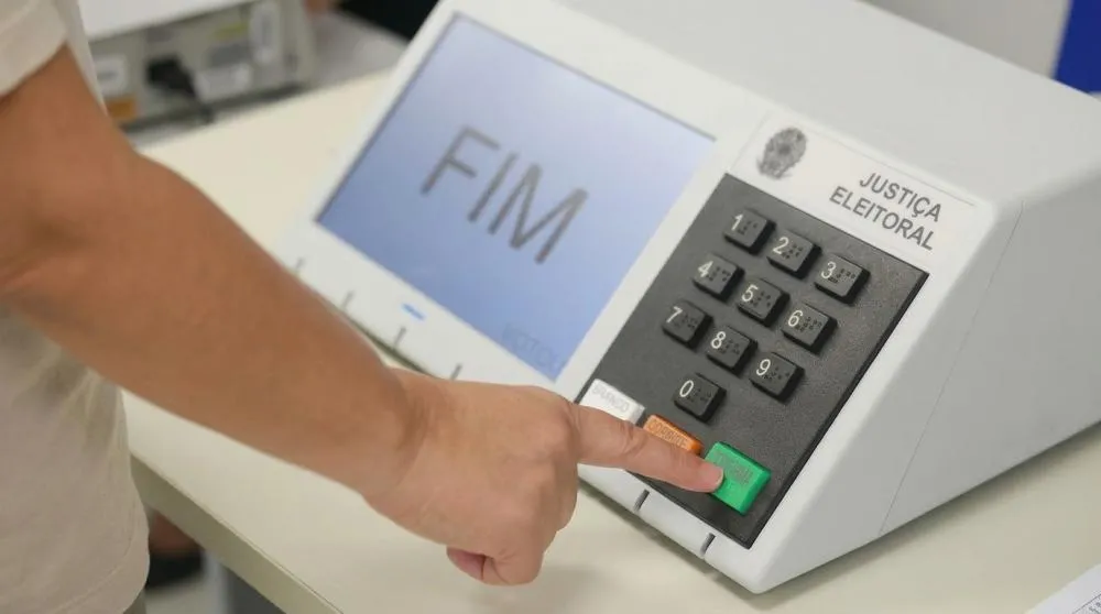 CONTABILIZAÇÃO DE VOTOS É PARADA PELO TSE: Apuração é pausada após decisão de Zanin estender votação até 19h; TSE descarta voto em papel e reabertura de urnas fechadas. (Imagem: Divulgação)
