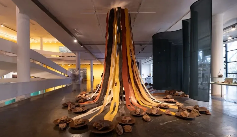 Obra “Terra viva”, de Marlene Almeida, na 36ª Bienal de São Paulo (Foto: Natt Fejfar/Fundação Bienal de São Paulo)