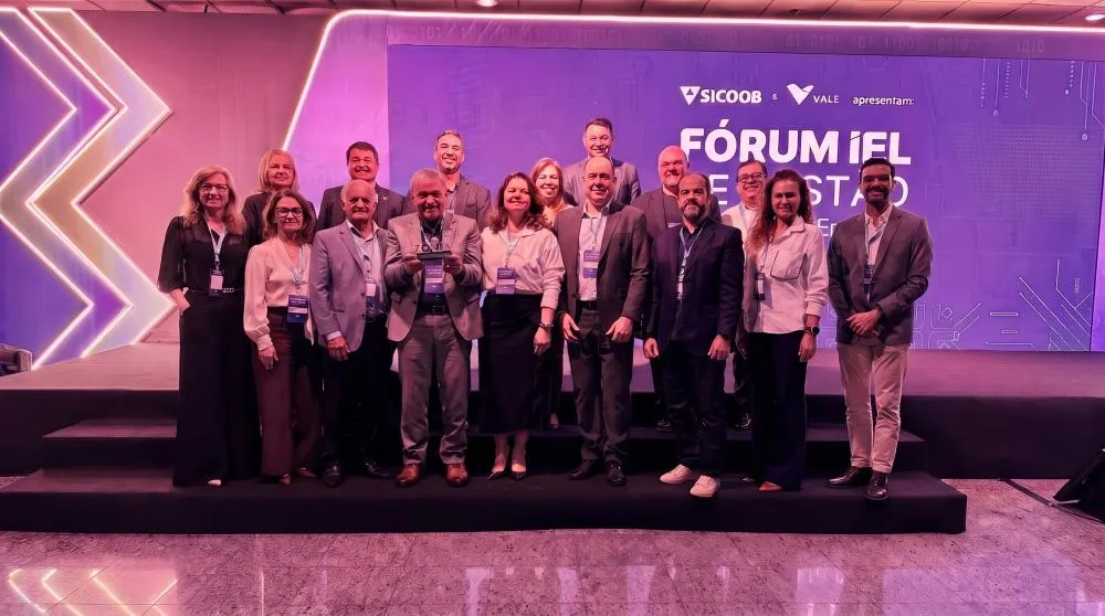 Lideranças do Sicoob ES recebem o prêmio de Maior Grupo Empresarial no Fórum IEL. A cooperativa lidera o ranking das 200 Maiores Empresas do ES pelo 4º ano seguido.Foto: Divulgação/Sicoob